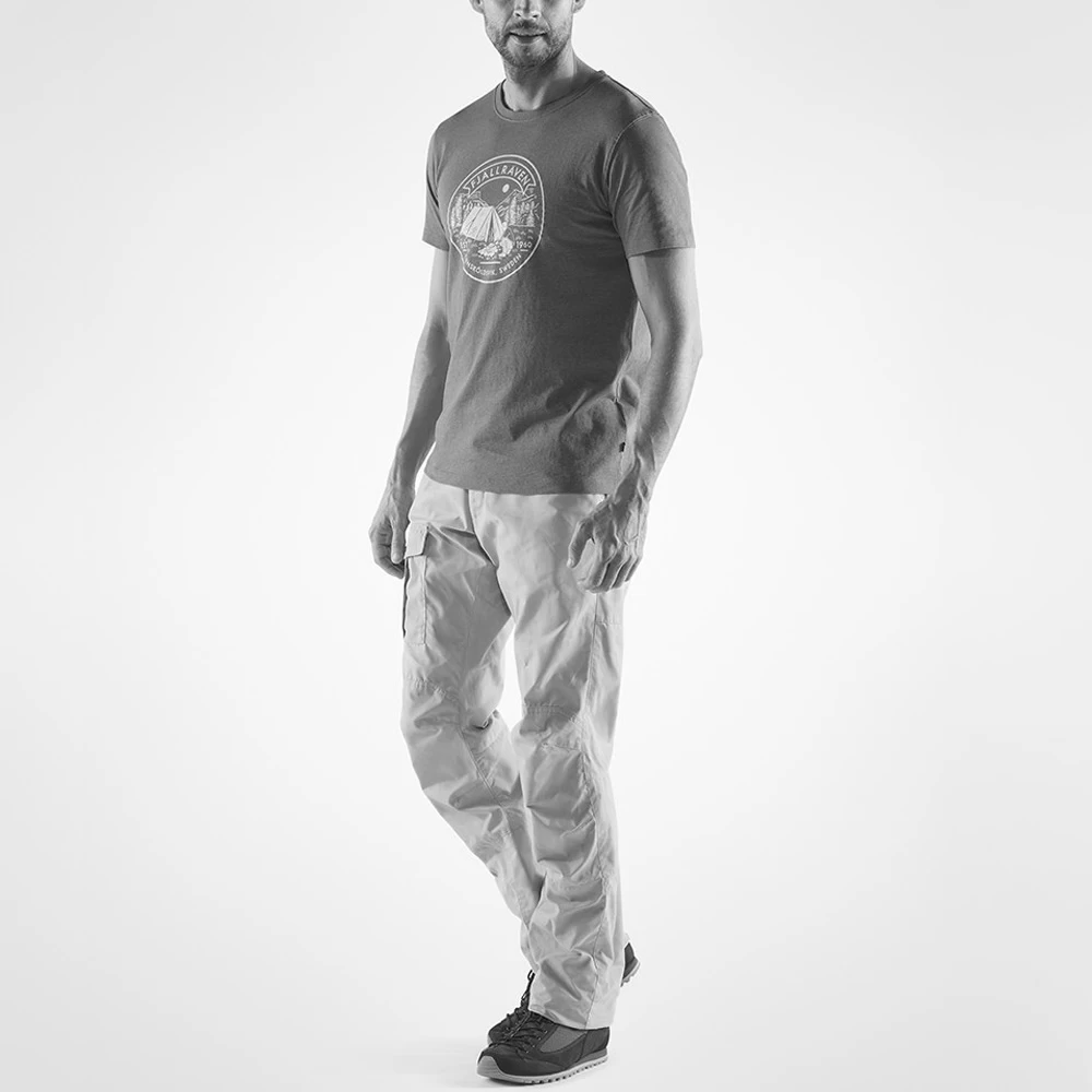 FJÄLLRÄVEN Fjällräven Lägerplats T-Shirt Stone Grey Herren – Bild 3