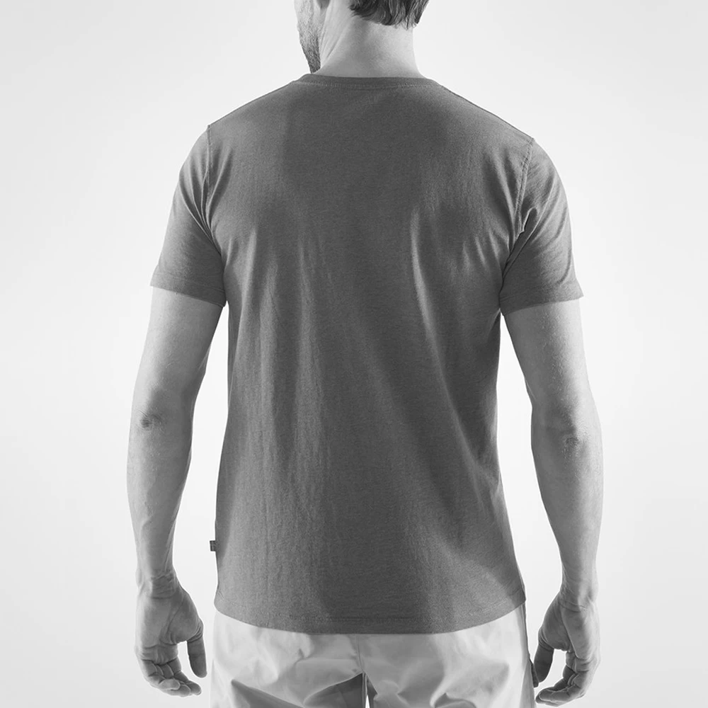 FJÄLLRÄVEN Fjällräven Lägerplats T-Shirt Stone Grey Herren – Bild 5